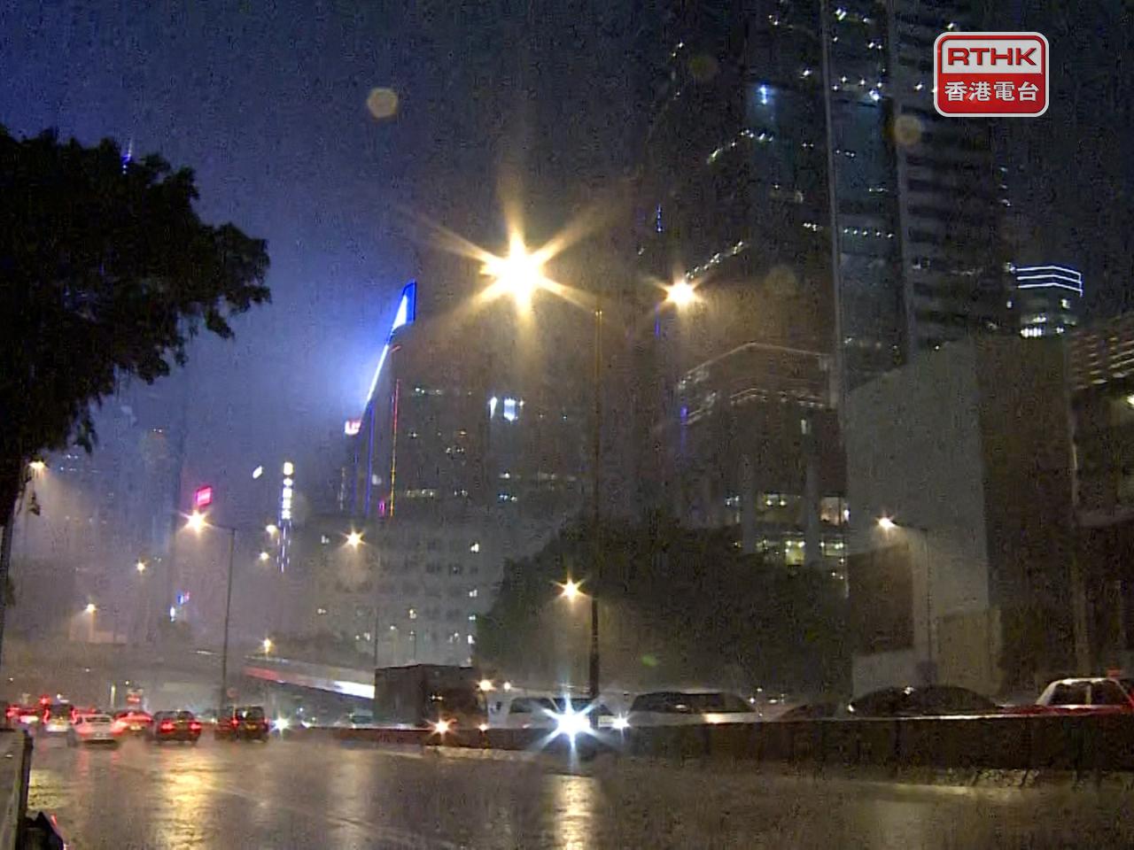 本港傍晚起天氣轉差，受狂風驟雨影響。（張連登攝）