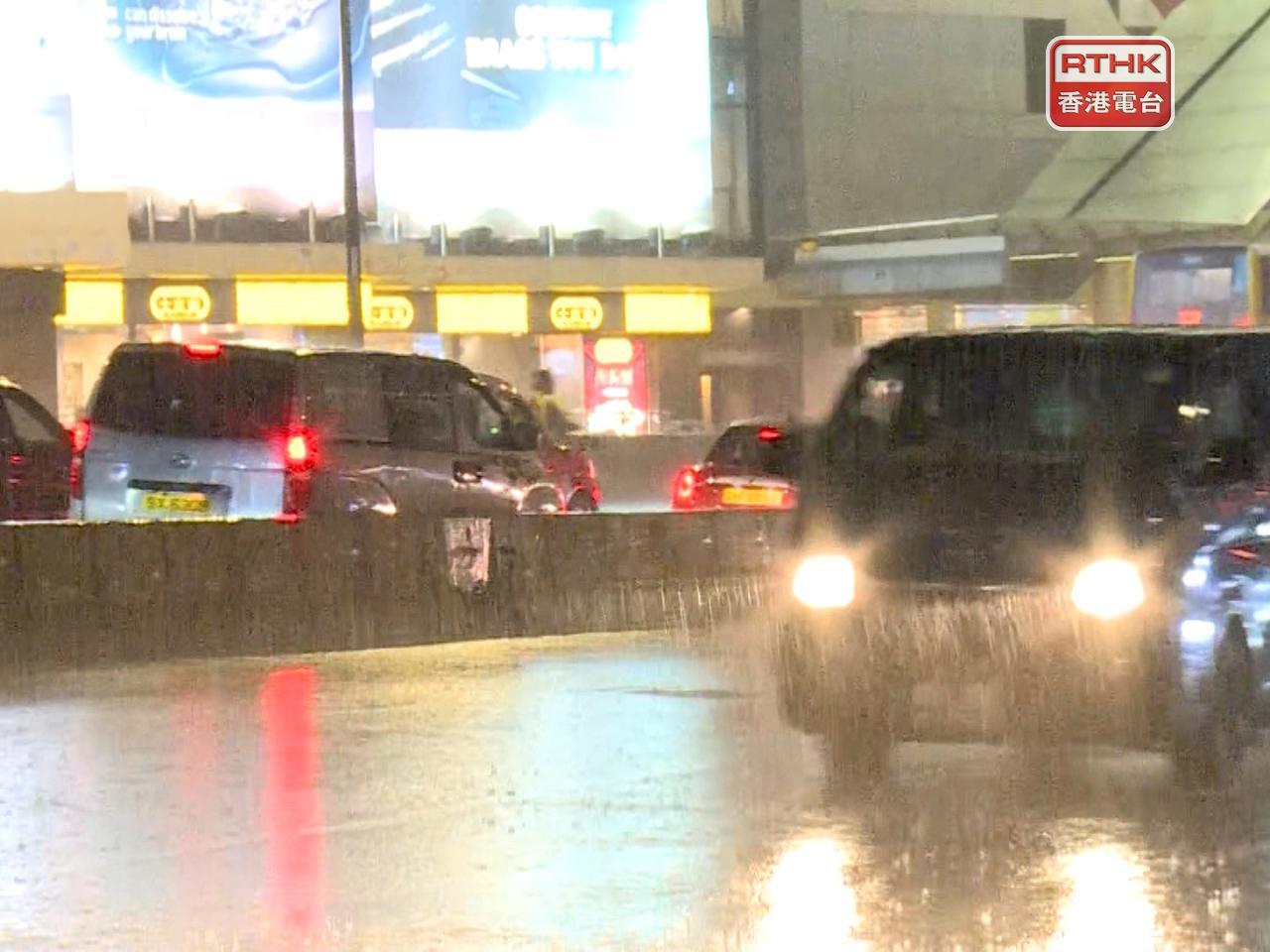 本港傍晚起天氣轉差，入夜後雨勢加劇。（張連登攝）