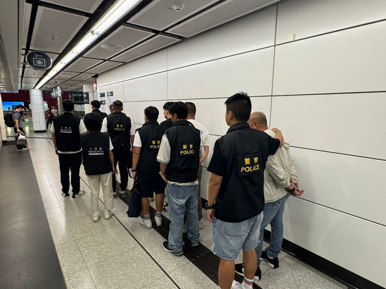 行動中，拘捕四名內地男子及一名內地女子。(警方圖片)