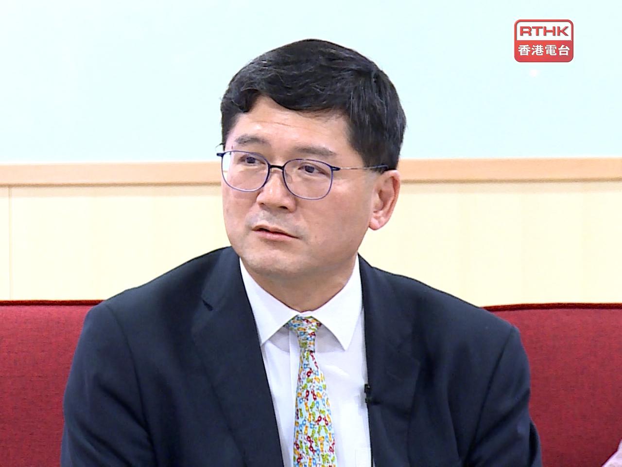 高拔陞說，很高興醫護人員的流失率明顯大幅改善。（港台圖片）