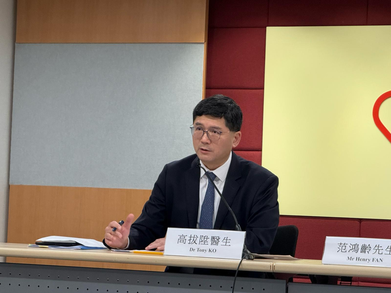 高拔陞指出，隨著醫療資源需求增加，要精準幫助到貧困及危急等需要幫助的病人，同時減少藥物浪費。（港台圖片）