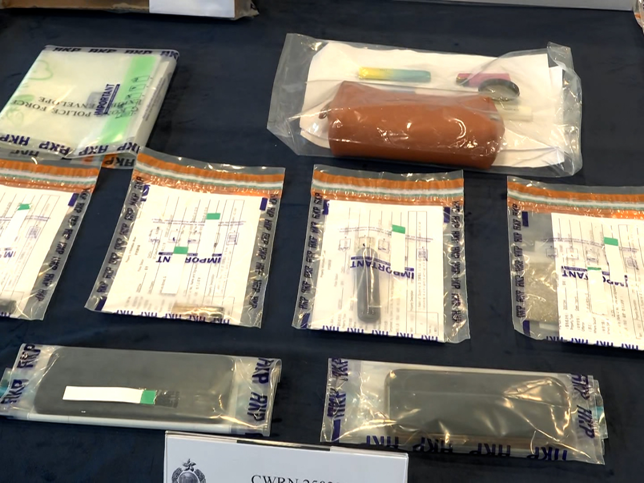 警員在死者單位內檢獲兩支懷疑藏有太空油的電子煙機、大麻花、冰毒等。 (孔令輝攝)