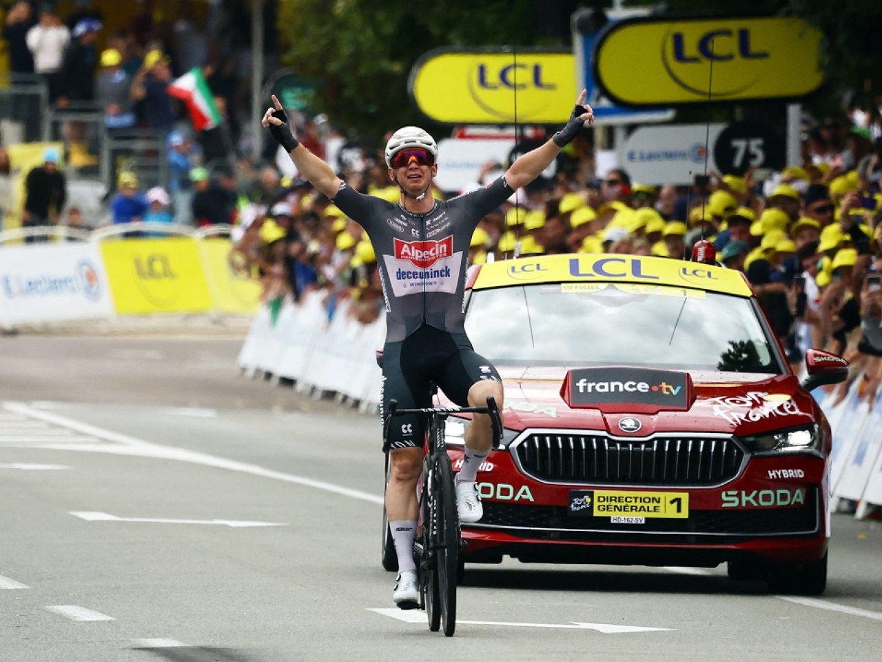 Kaden Groves celebrates winning stage 20 of the Tour de France. Photo: Reuters