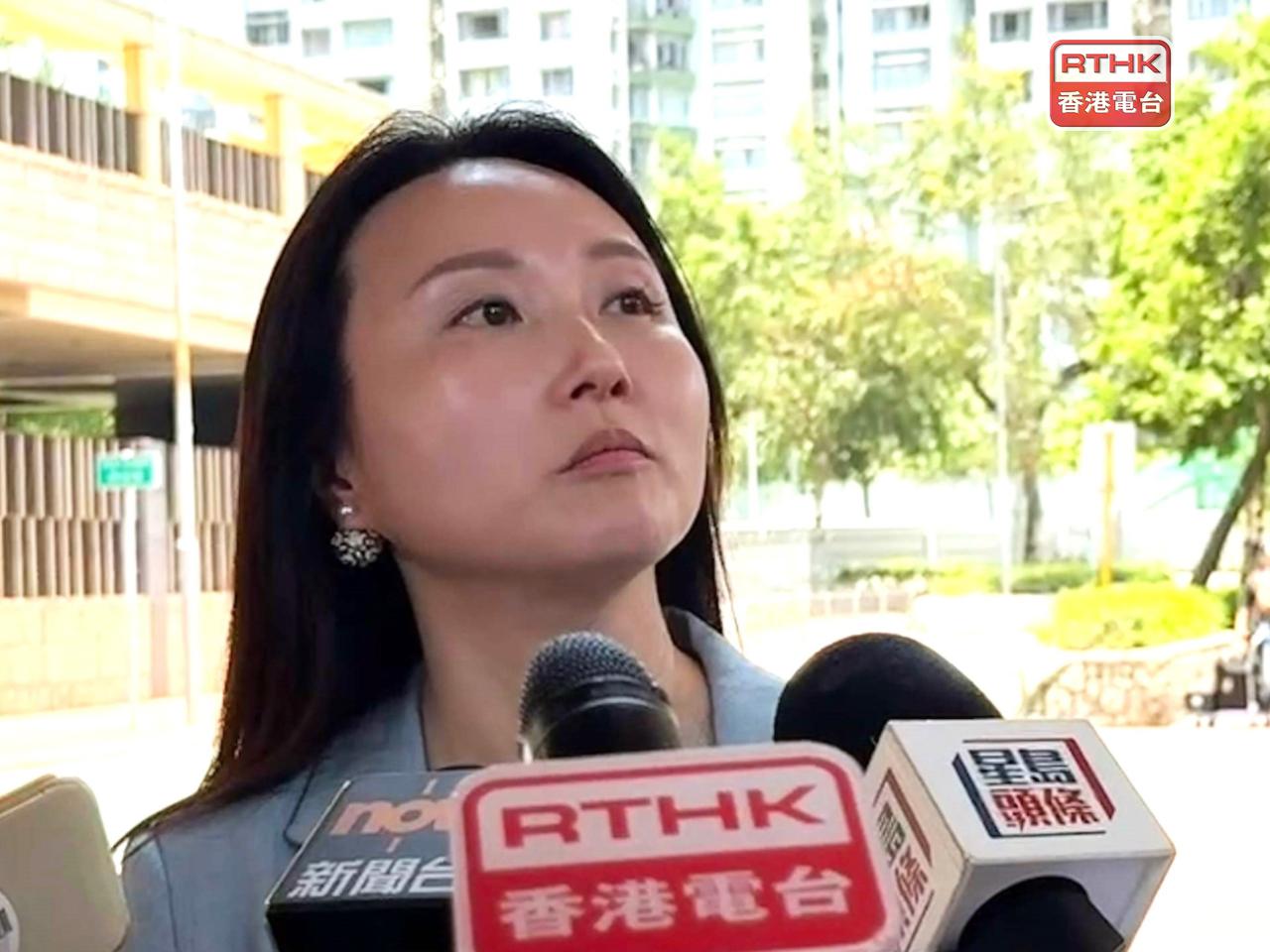 洪小姐認為是次諮詢會是一個很好的平台，讓地區人士與司局長直接交流。（實習記者林藹晴攝）
