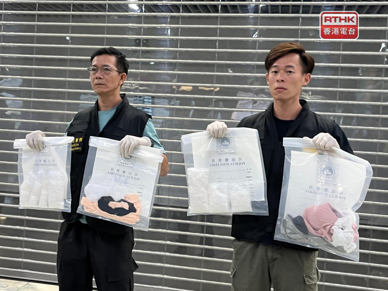 司警展示從兩人身上搜到的冰毒及內衣褲等證物。（鄭月明攝）