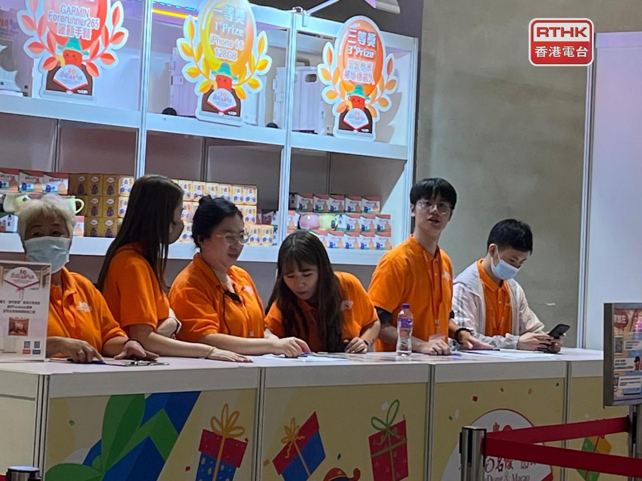 澳門近年不少年輕人會到展會兼職累積工作經驗以便找到工作。（鄭月明攝）