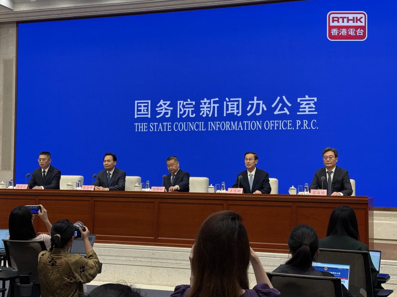 胡靜林（中）表示，十四五期間，內地經濟平穩增長，經濟社會活力進一步增強，亦出台一系列減稅降費政策。（趙嘉駿攝）