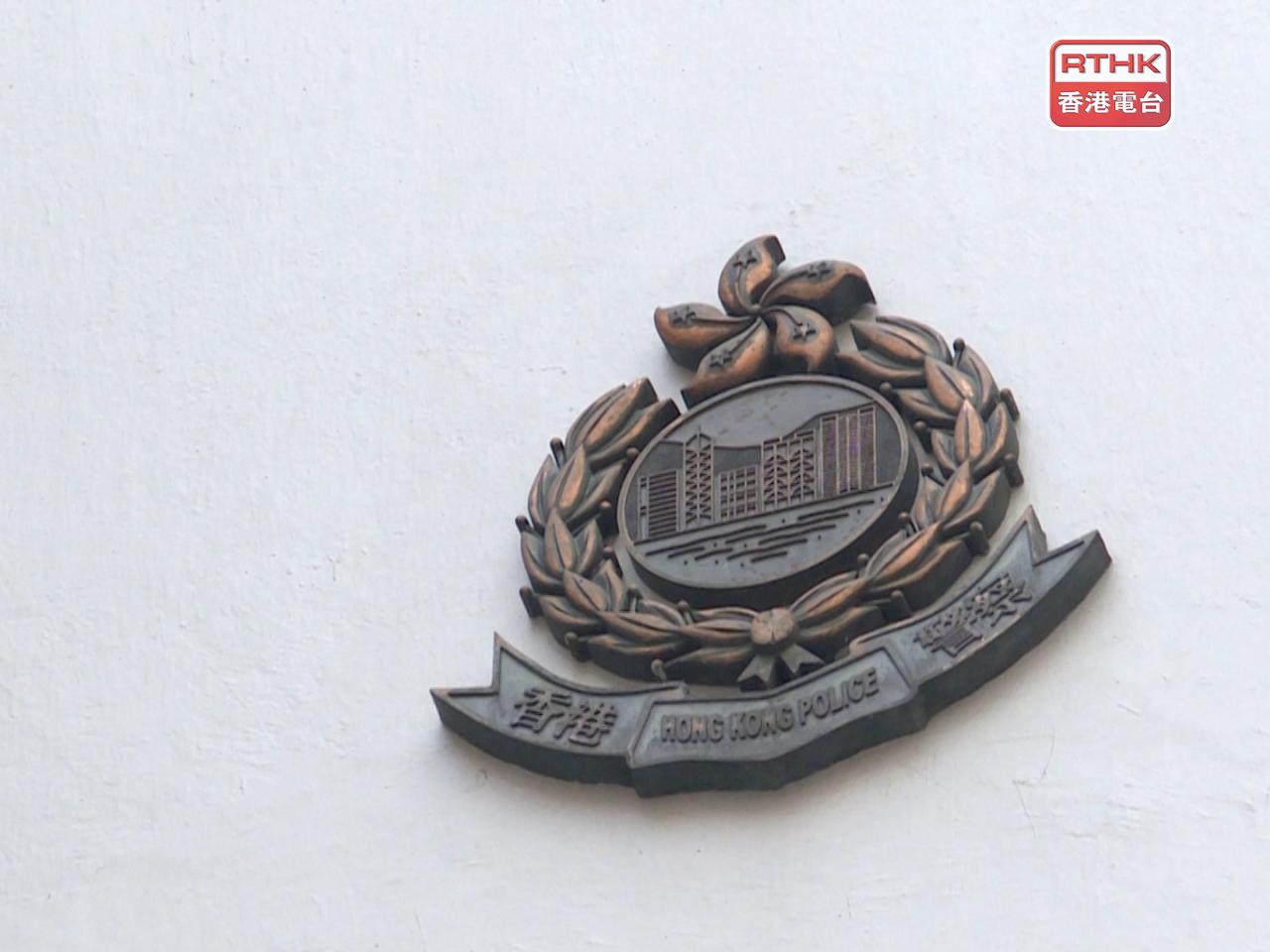 警方到場在北河街街市制服該男子，並以涉嫌傷人將他拘捕。（港台圖片）
