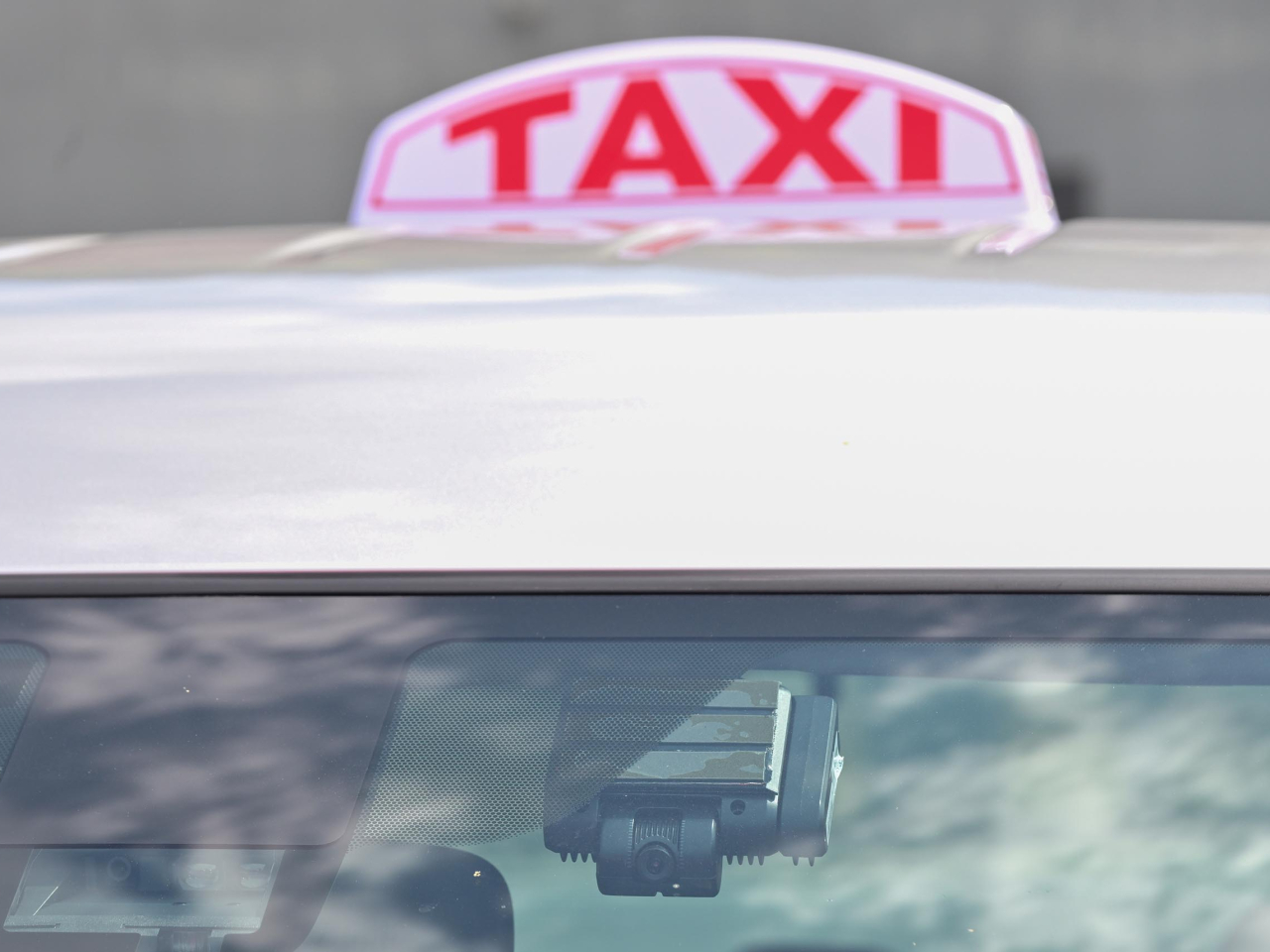 所有車隊的士均配置安全設備，包括行車記錄儀、車廂攝錄機及全球衞星導航系統。（政府新聞處）
