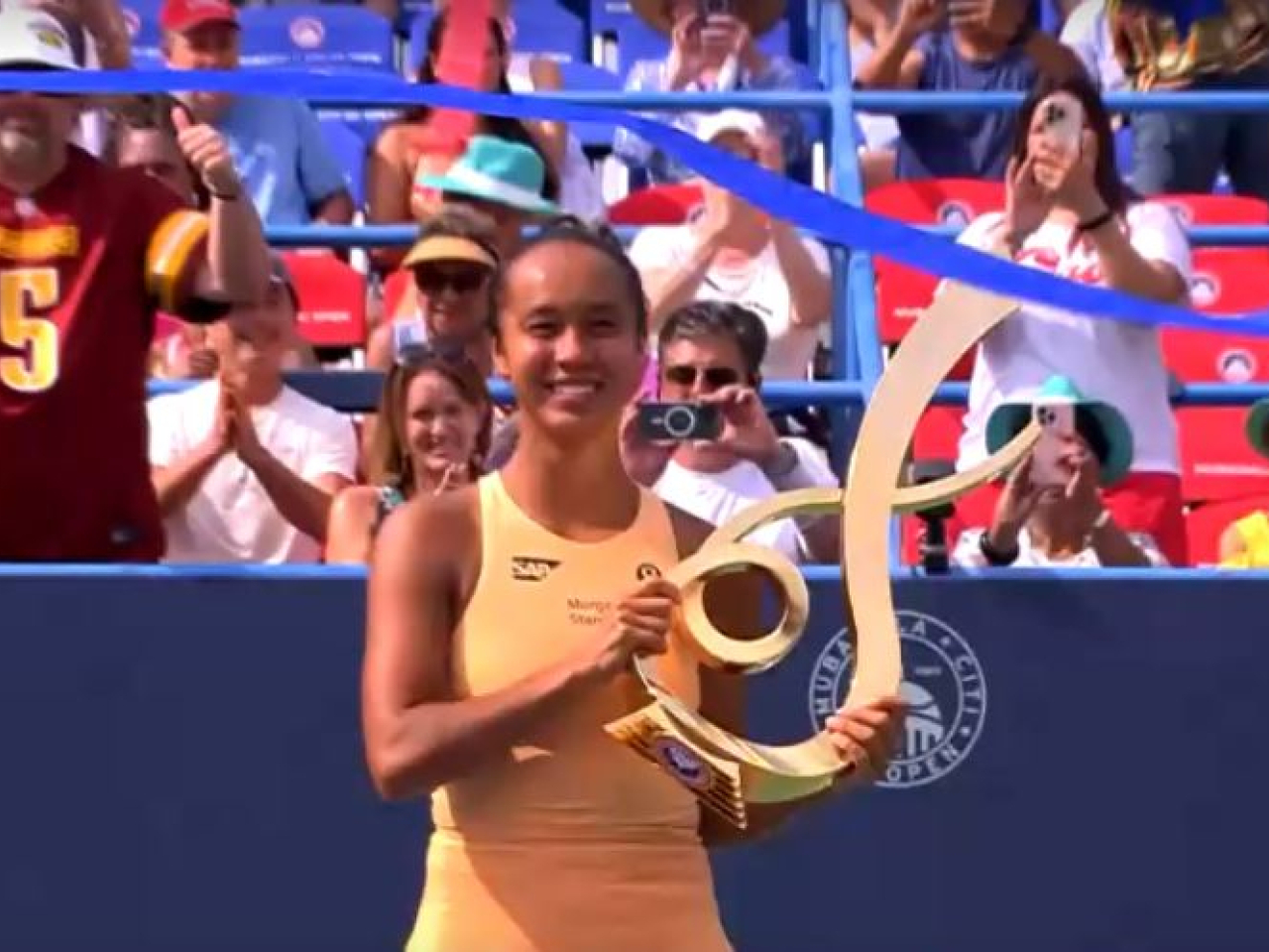 Leylah Fernandez holds up her DC Open trophy after cruising to victory against Anna Kalinskaya. Photo: Reuters