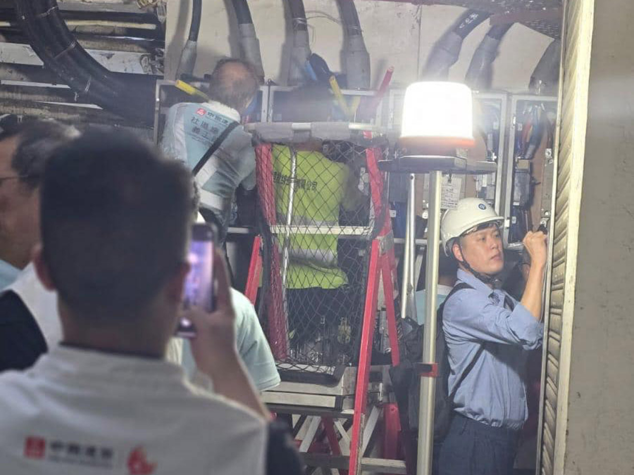 機電署和中電工程師在中國建築社區應急義工隊協助下建立臨時電力系統，避開受損嚴重的電力設施。（民政事務總署社交網站圖片）
