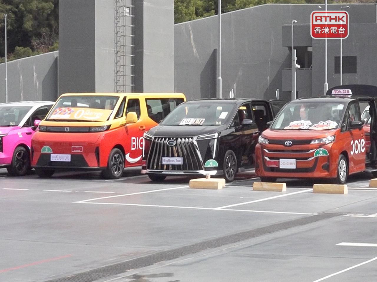運輸署向四支的士車隊發出正式的士車隊牌照，包括Big Boss Taxi車隊、Amigo車隊、大黃蜂愛心車隊、樂行車隊為期5年。（港台圖片）