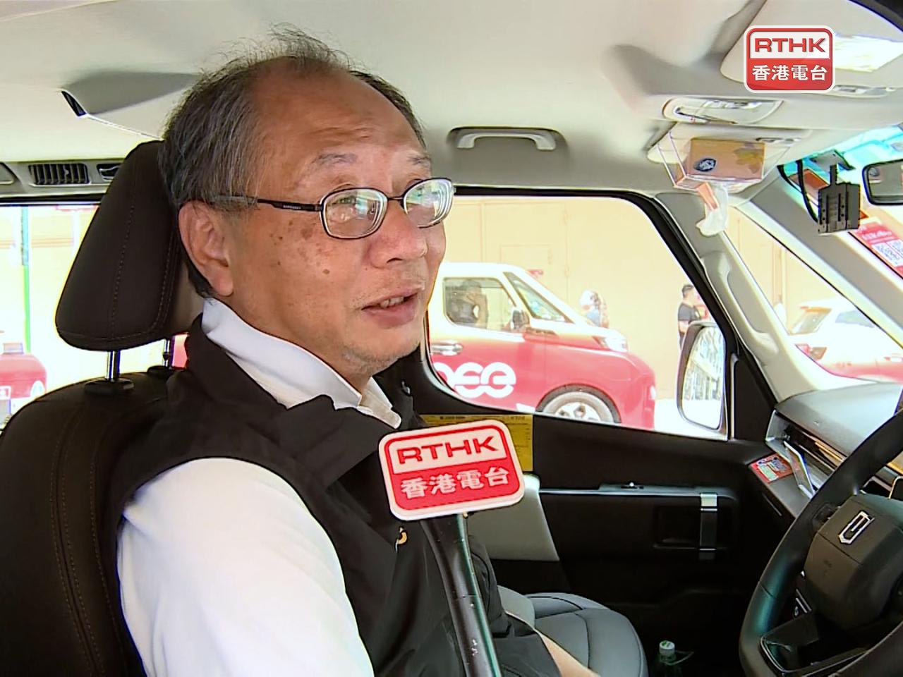 加入車隊的司機鄧先生表示，的士車隊管理更有秩序，又認為車款吸引。（張連登攝）