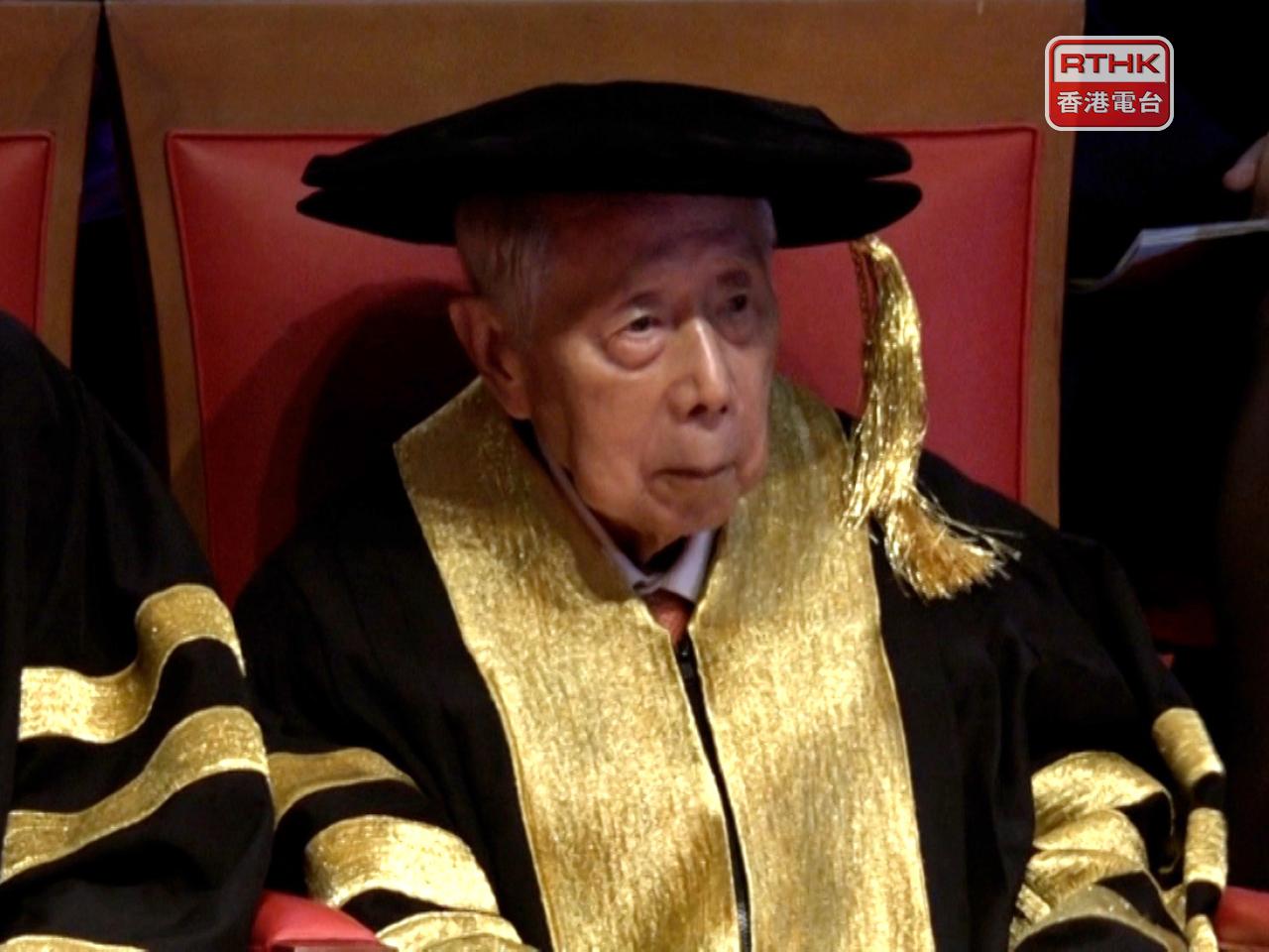 李家超讚揚胡鴻烈為香港樹仁大學親力親為，直至離世前一直擔任校監兼校長，深受師生及校友敬重及愛戴。（港台圖片）