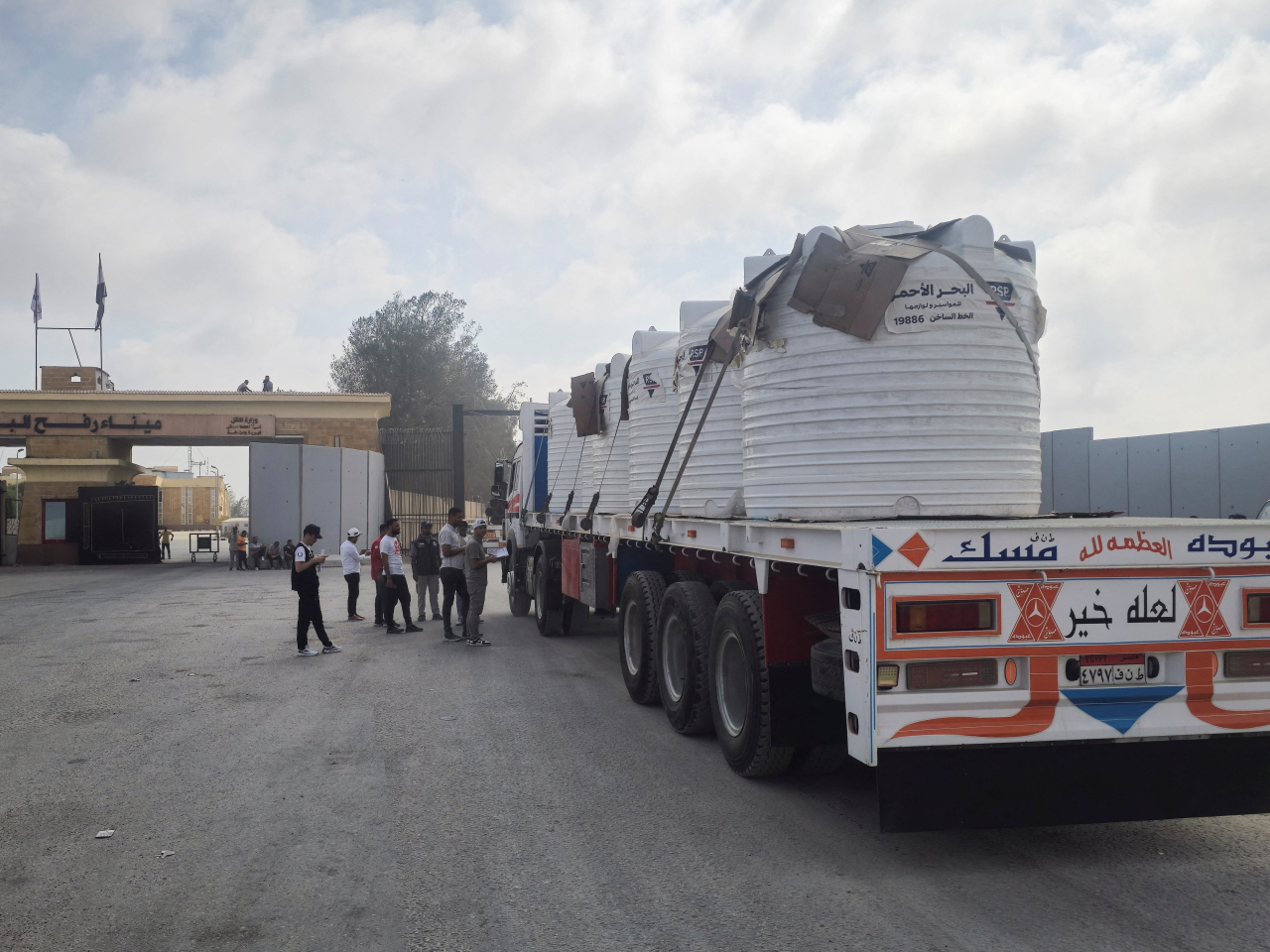 Trucks carrying aid line up near the Rafah border crossing between Egypt and the Gaza Strip. Photo: Reuters