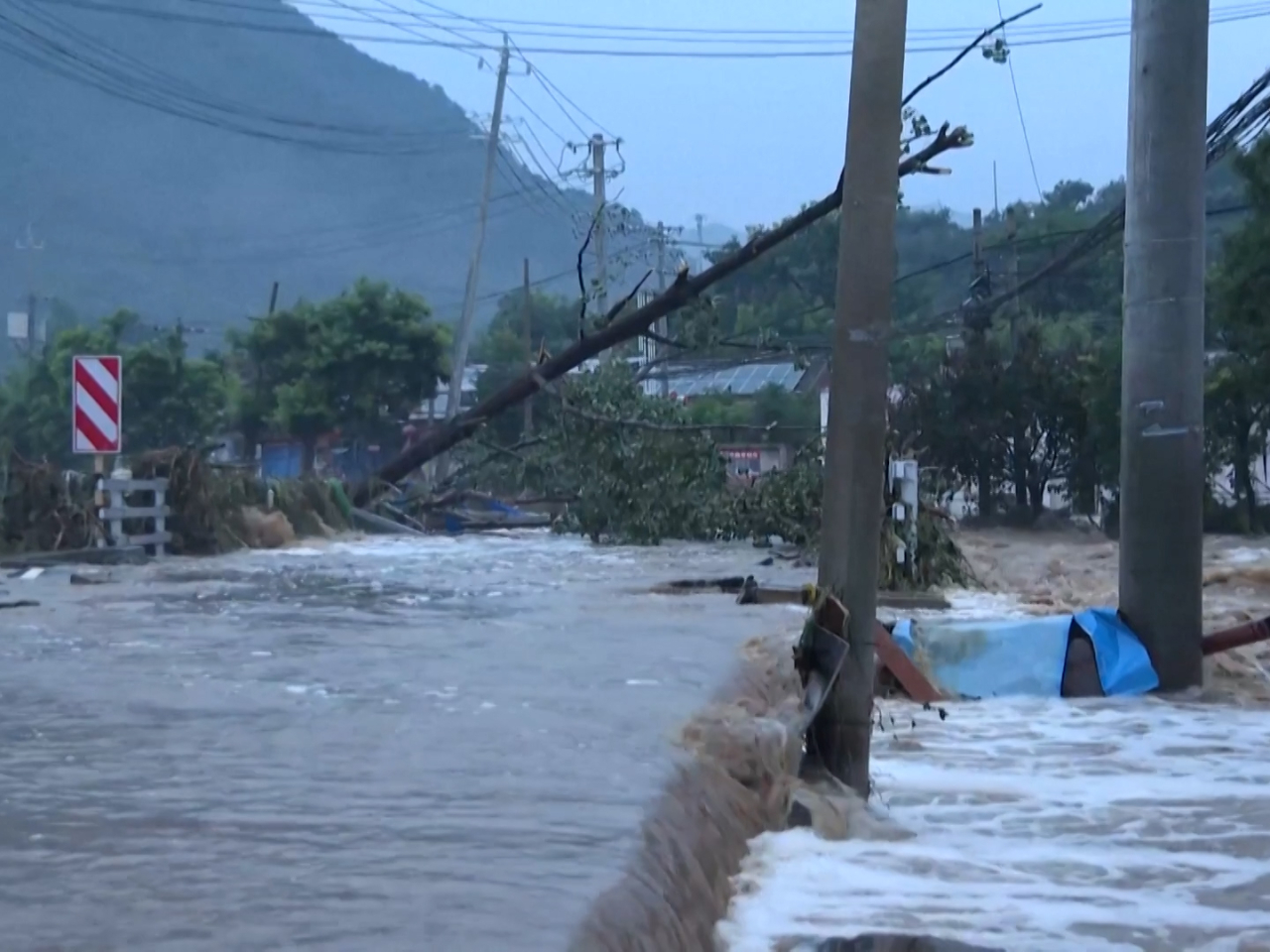 北京氣象部門預料，市內大部分地區，繼續會出現暴雨天氣。（央視截圖）