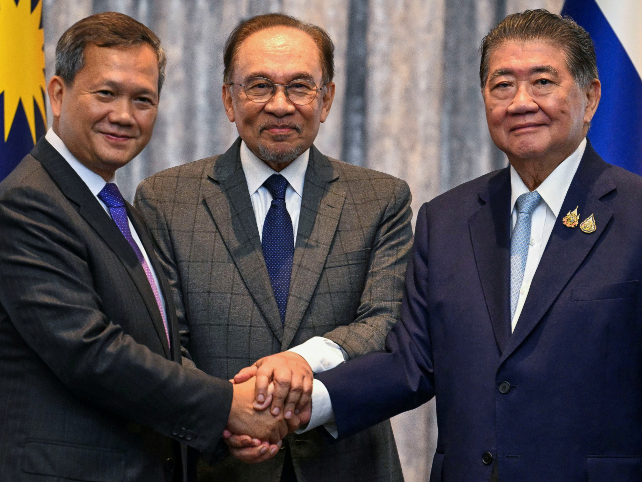 Sealing the ceasefire deal in Putrajaya are, from left, Hun Manet of Cambodia, Anwar Ibrahim of Malaysia and Phumtham Wechayachai of Thailand. Photo: Reuters