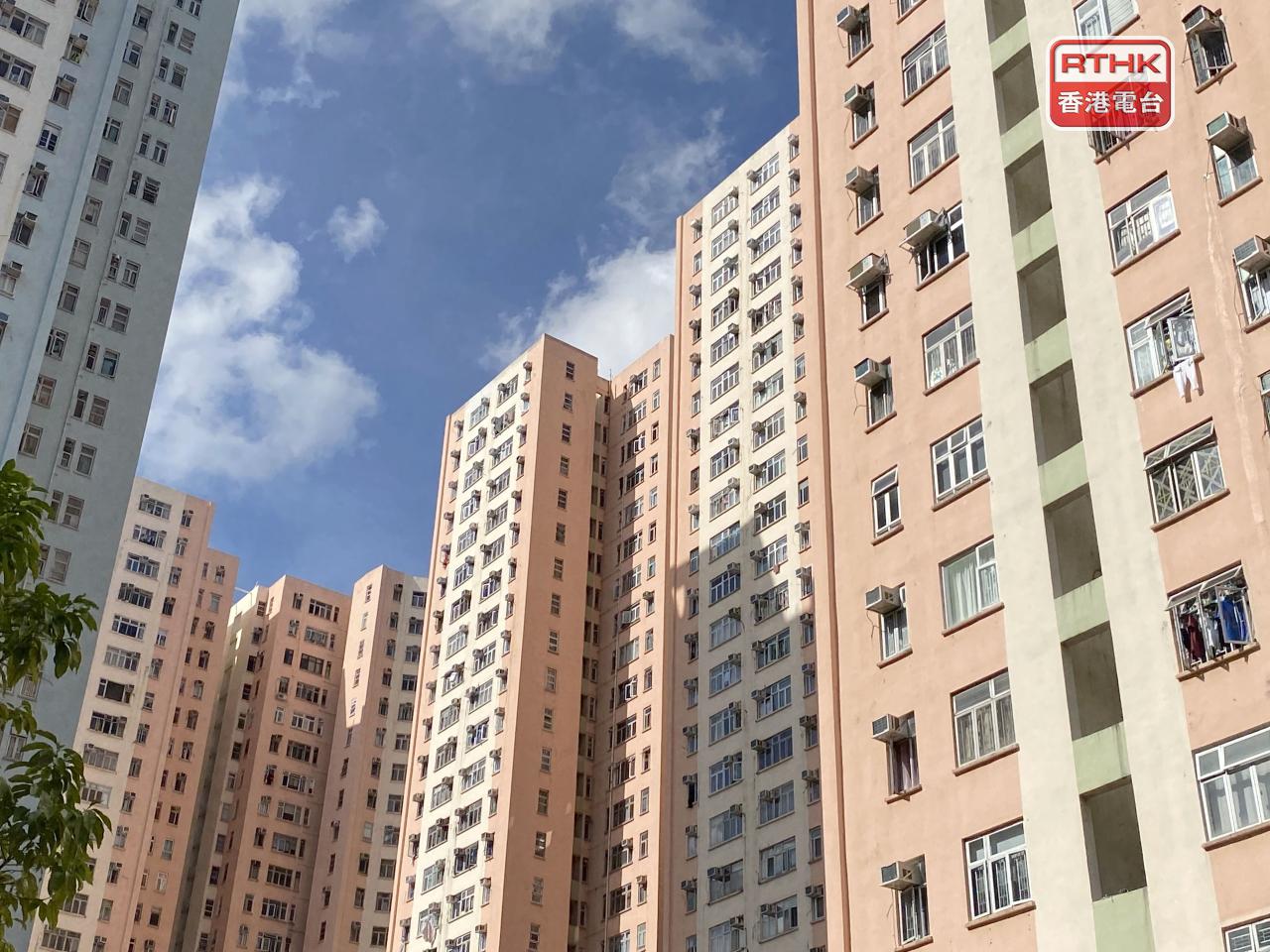 差餉物業估價署數據顯示，本港6月私人住宅樓價指數按月升逾0.03%，按年跌幅收窄至5.2%。上半年累計跌約0.9%。（港台圖片）