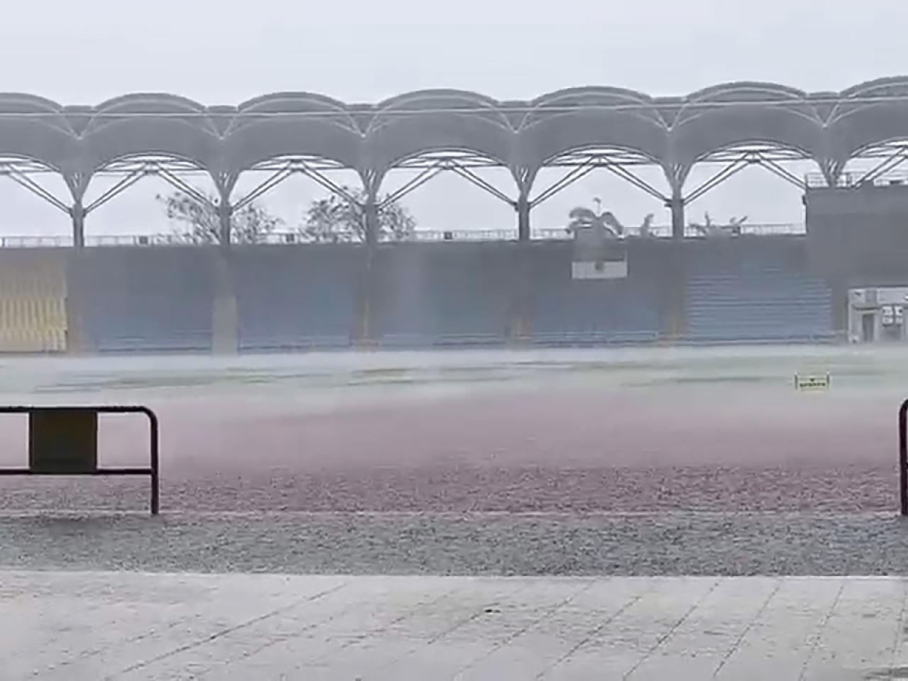 從市民提供拍攝到的短片可見，小西灣運動場傾盆大雨。（市民提供）