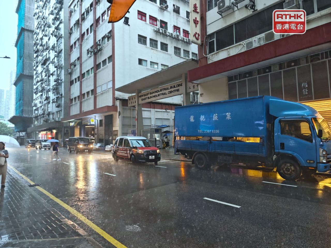 本港早上多區都有大雨。（陳易安攝）