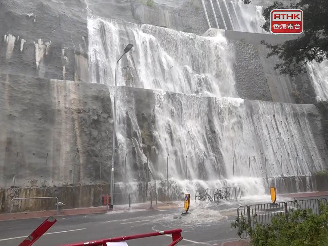 筲箕灣耀興道山邊護土牆出現像「瀑布」的水流。（郭志強攝）