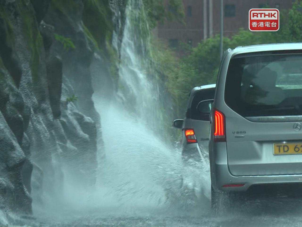 港島東區及南區的雨勢特別大，一度錄得每小時雨量超過100毫米的大暴雨。（鍾家銘攝）