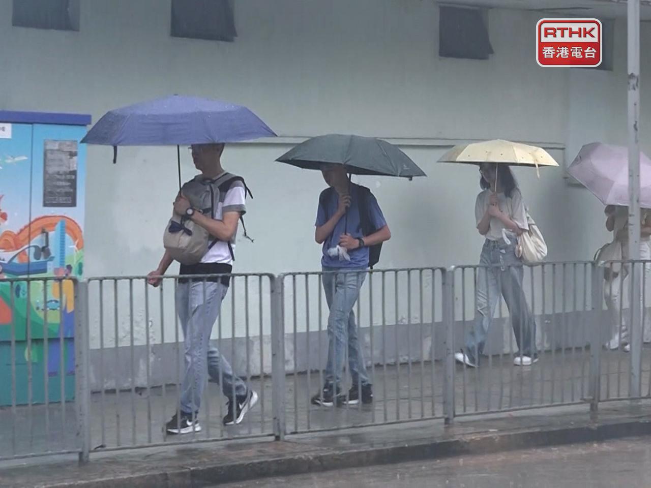 天文台早上9時10分，發出今年首個黑色暴雨警告信號，歷時近兩小時。（郭志強攝）