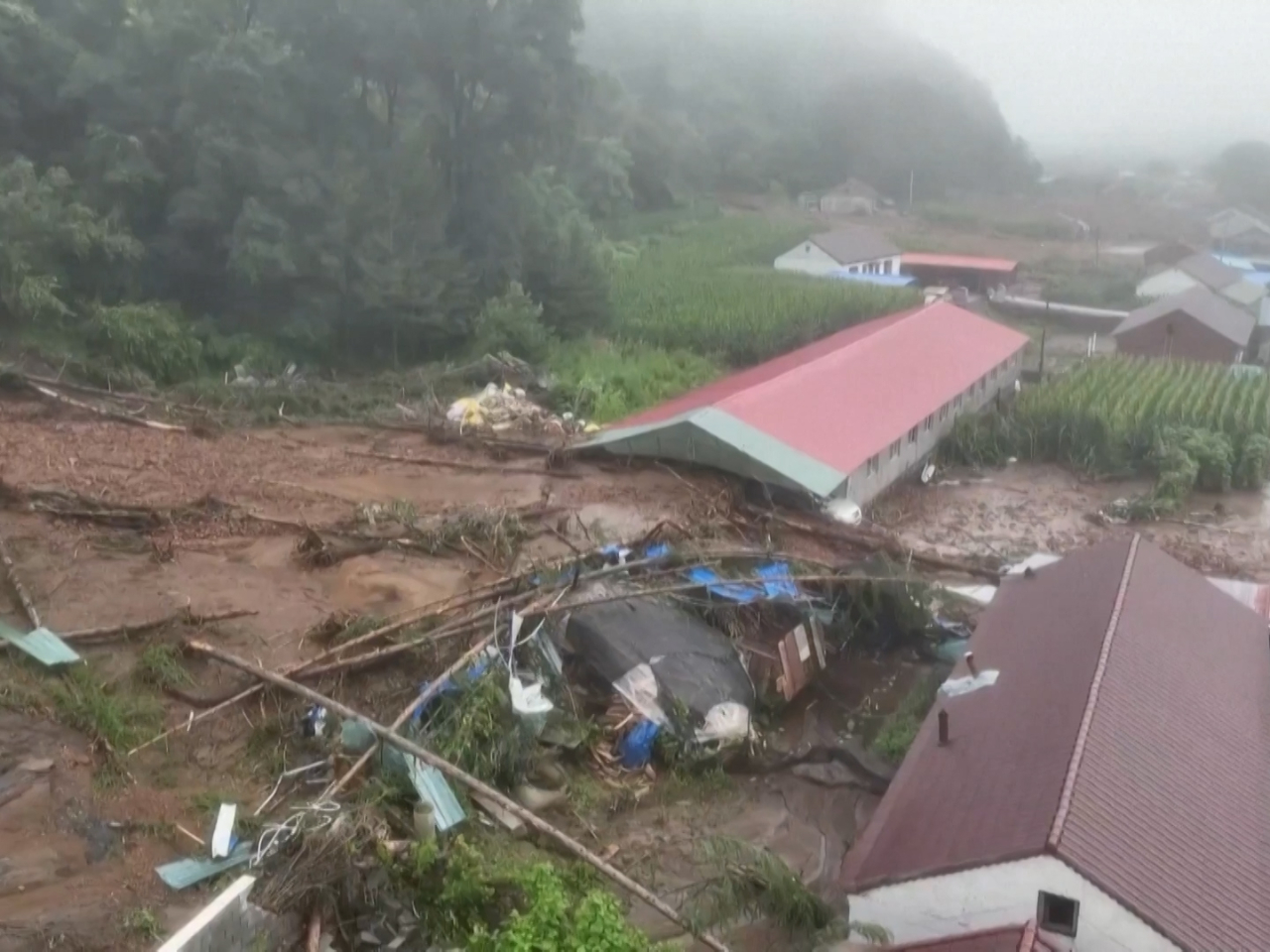 內地多個省市連日暴雨，多處出現災情。（央視截圖）