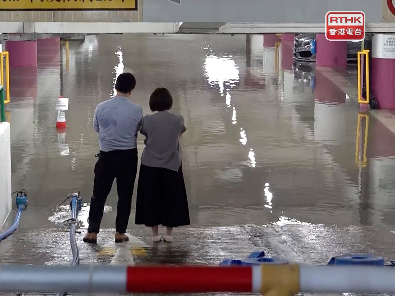早上多個地點嚴重水浸，包括柴灣環翠停車場。（郭志強攝）