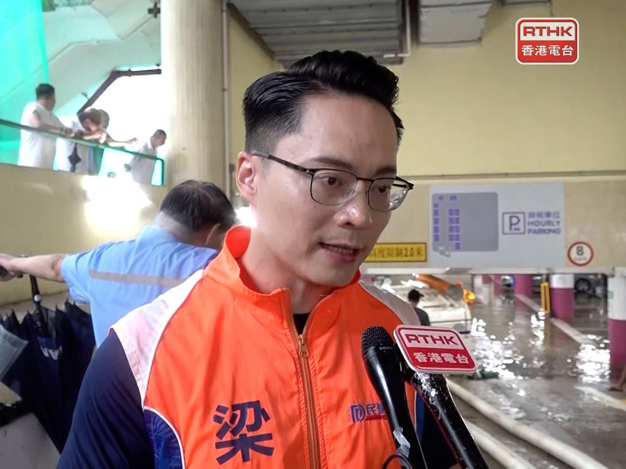 梁𤋮表示，環翠邨商場停車場已經不是第一次水浸，過去暴雨發生時也有類似情況。（郭志強攝）