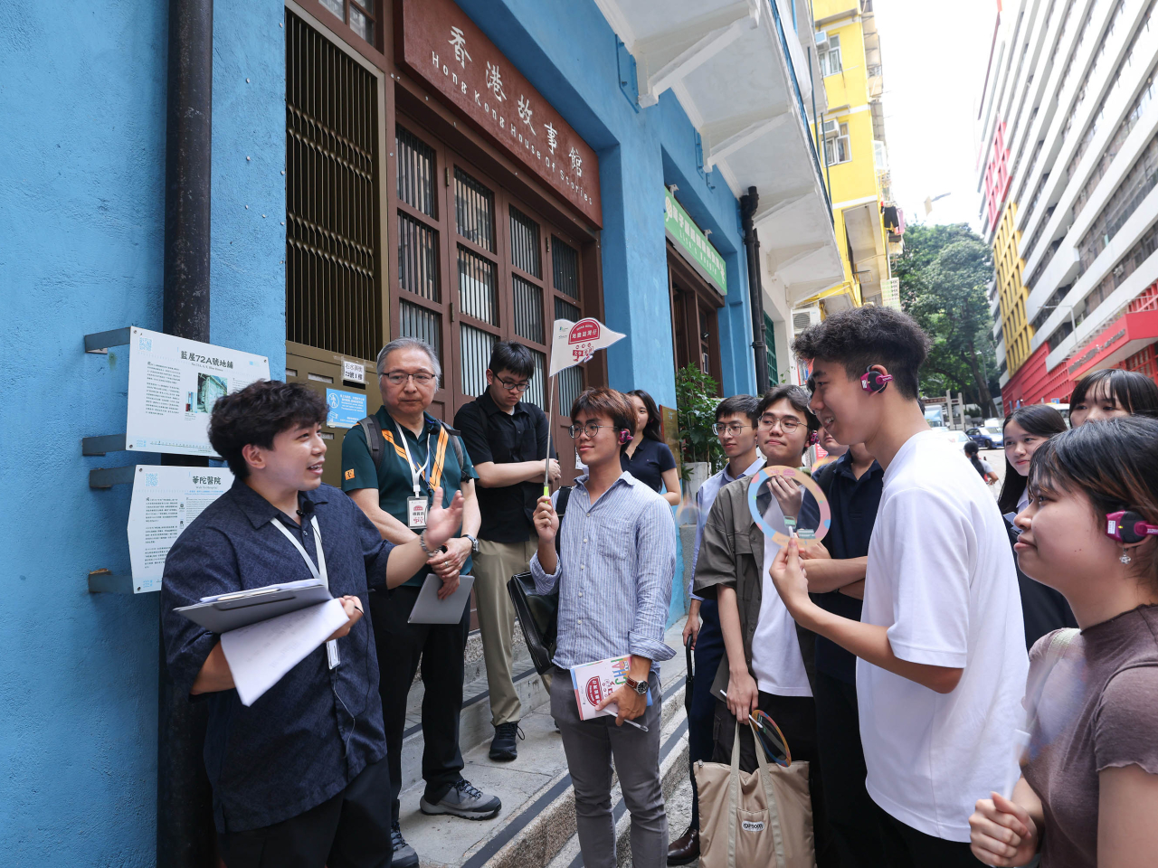 市區重建局夥拍香港文學舘及救世軍舉辦「地膽遊灣仔 ─ 文學築跡」導賞活動。（市建局提供）