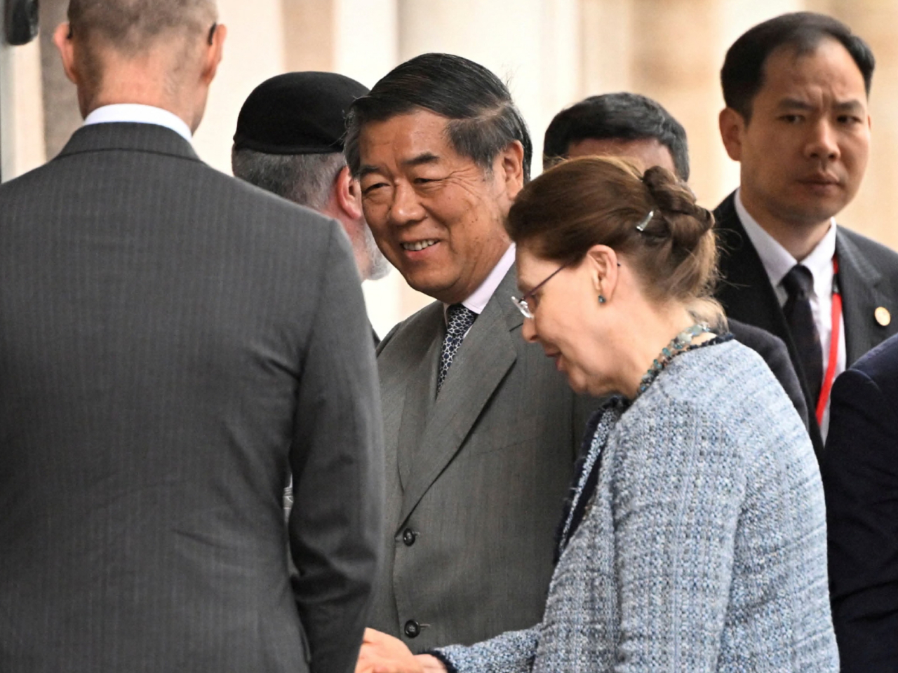 中美經貿中方牽頭人、中共中央政治局委員、國務院副總理何立峰抵達會談會場。（路透社）