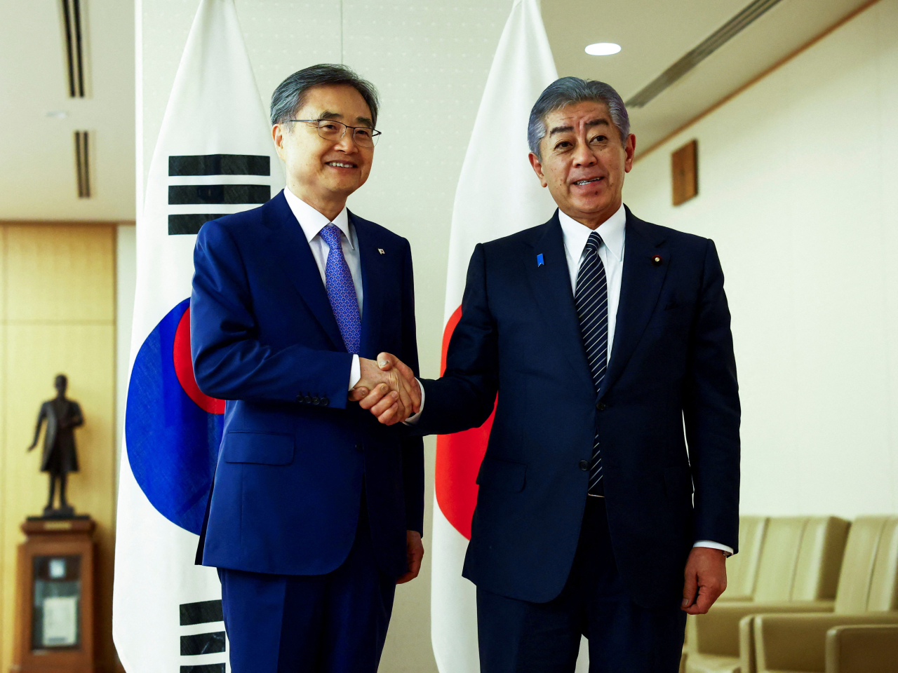 南韓新任外長趙顯（左）訪問日本，與日本外相岩屋毅（右）會談。（路透社）