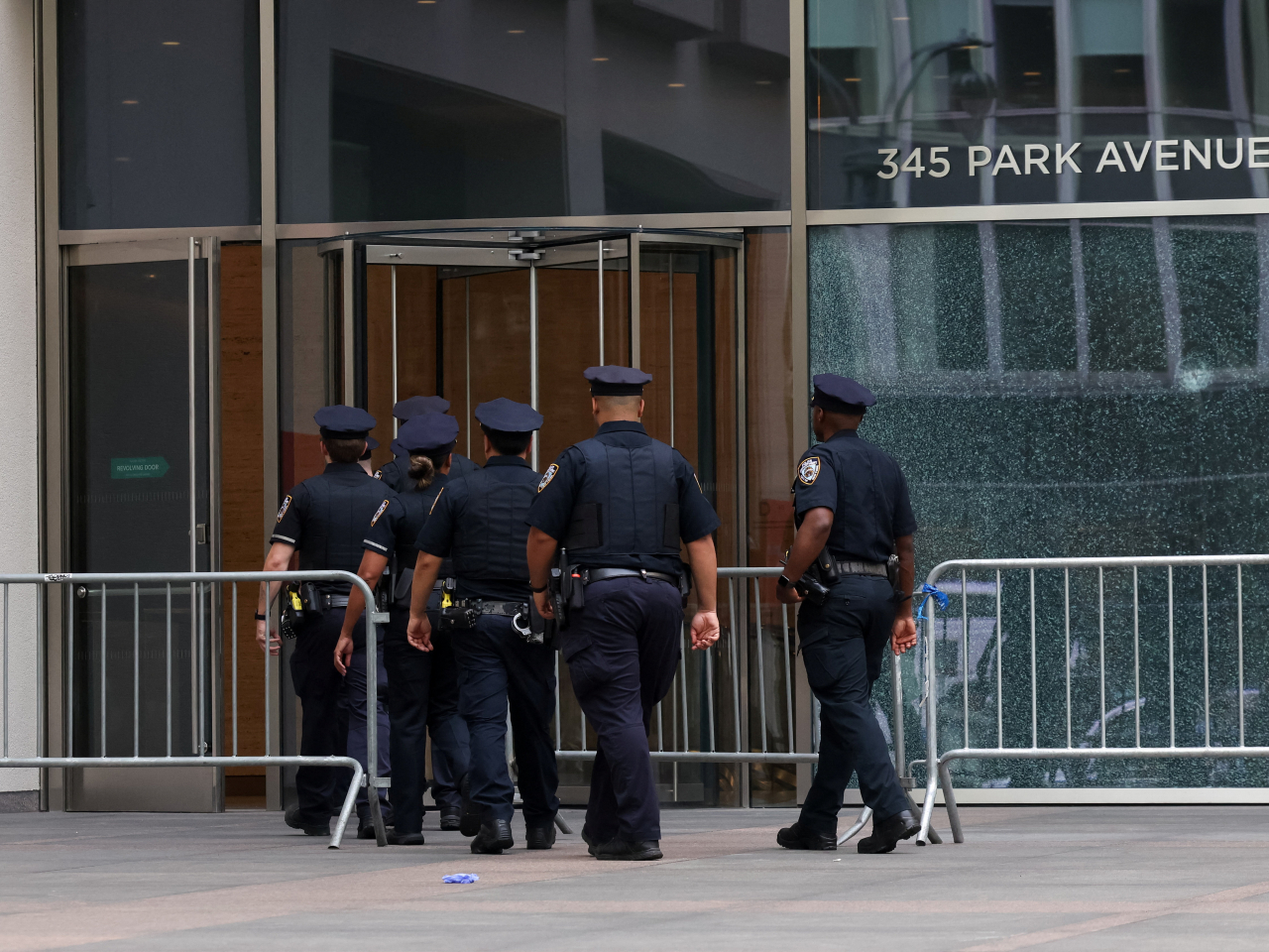 警員在案發的曼哈頓辦公大樓巡邏戒備。（路透社）