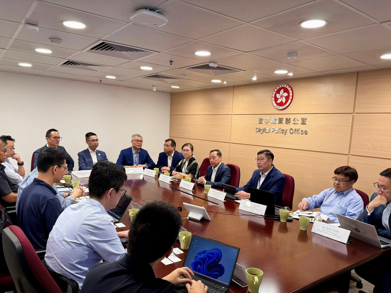 黃志光（右四）指出，網絡安全是確保各項大型活動順利進行的關鍵。（政府新聞處）