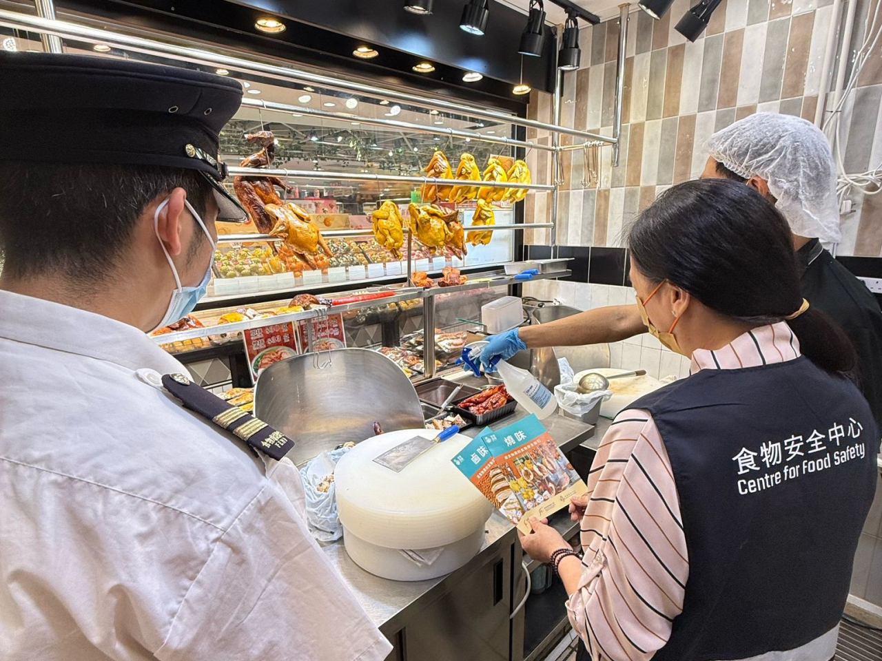 食環署檢查生熟食物是否分開存放和處理，防止交叉污染。（政府新聞處）