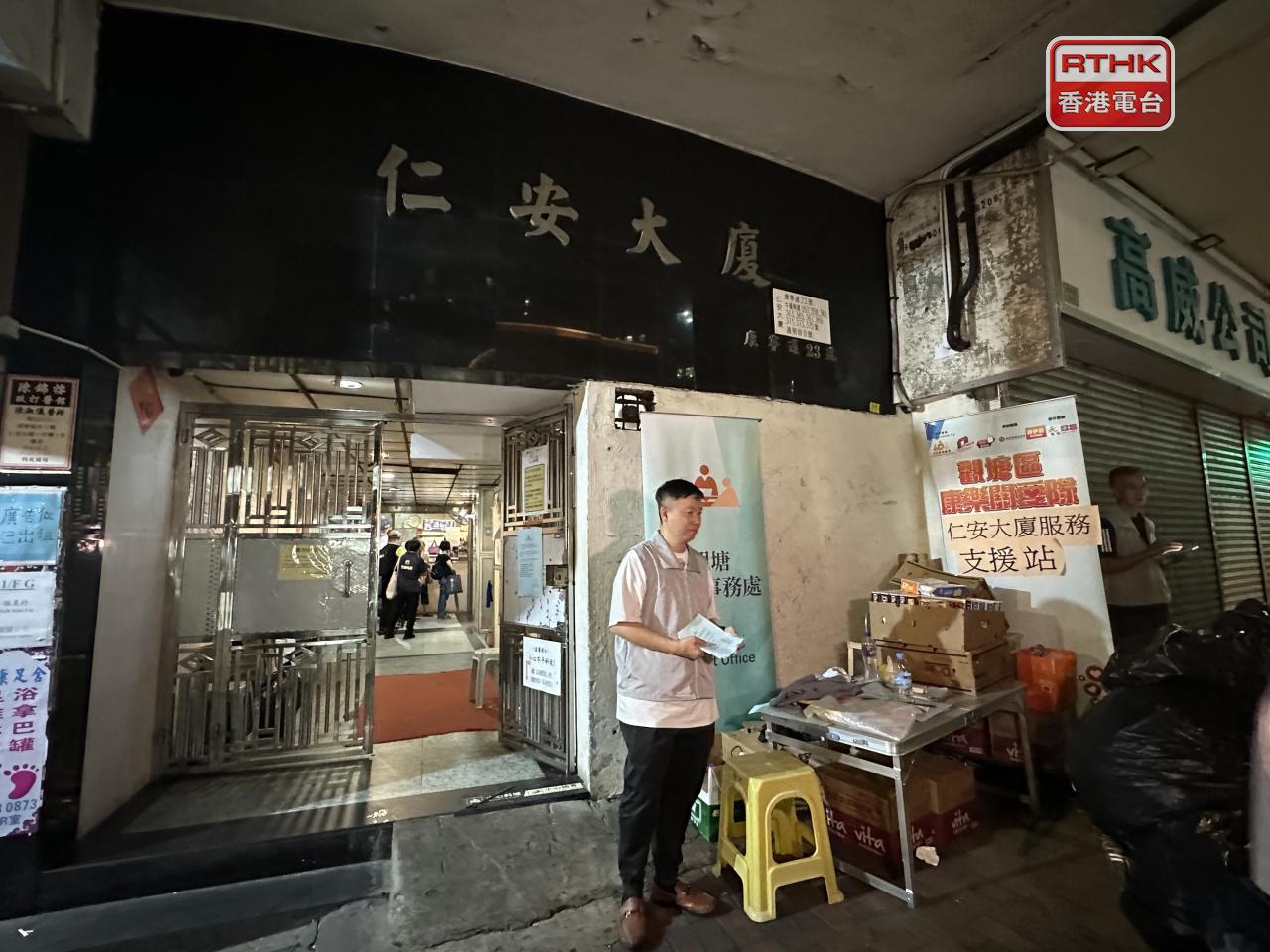 關愛隊在大廈外設支援站，協助有需要居民。（實習記者錢茵彤攝）