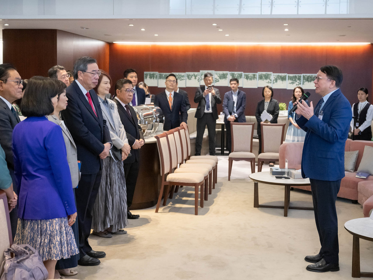 立法會舉行前廳交流會，由陳國基帶領多名官員，包括蔡若蓮、何啟明等出席。（立法會提供）