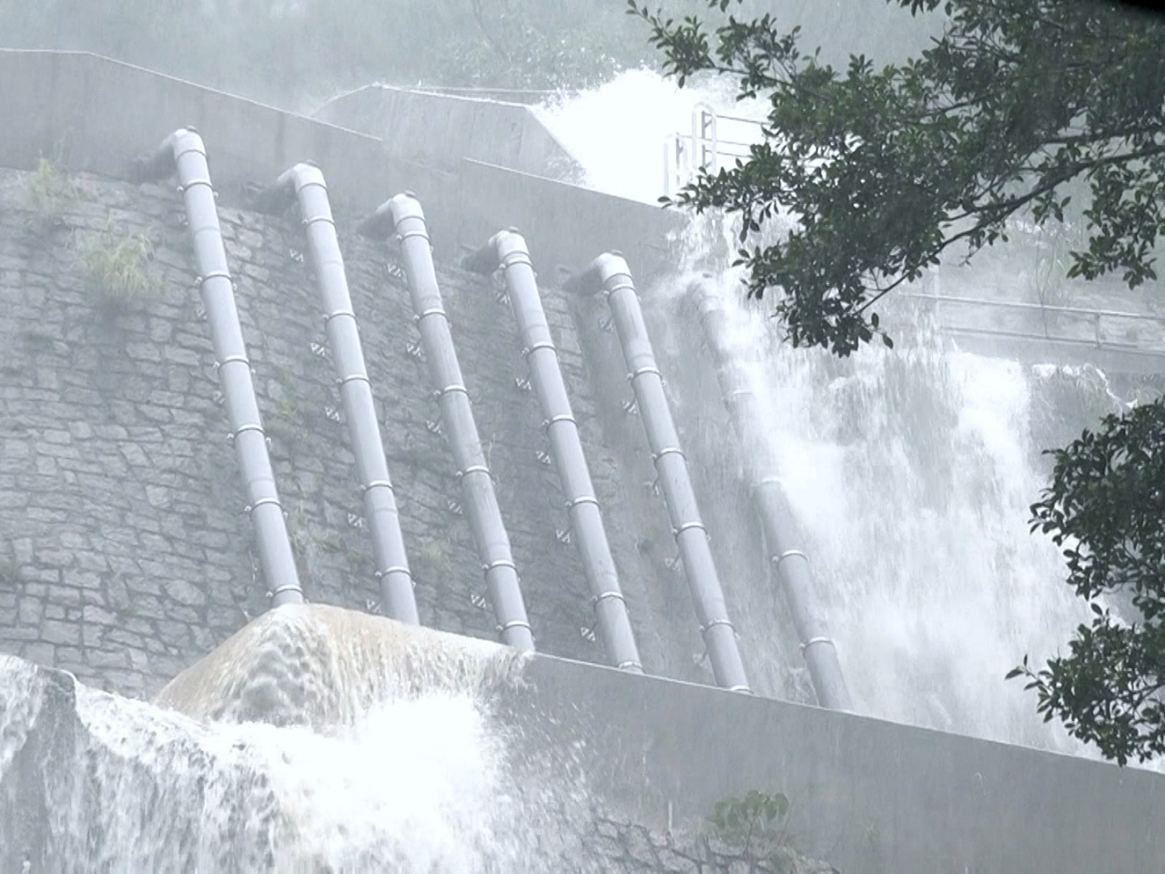 天文台指暴雨成因是低壓槽上方的天氣條件適合，包括水氣充足和大氣環境不穩定，今次由黃雨轉至黑雨信號，需時65分鐘。（港台圖片）