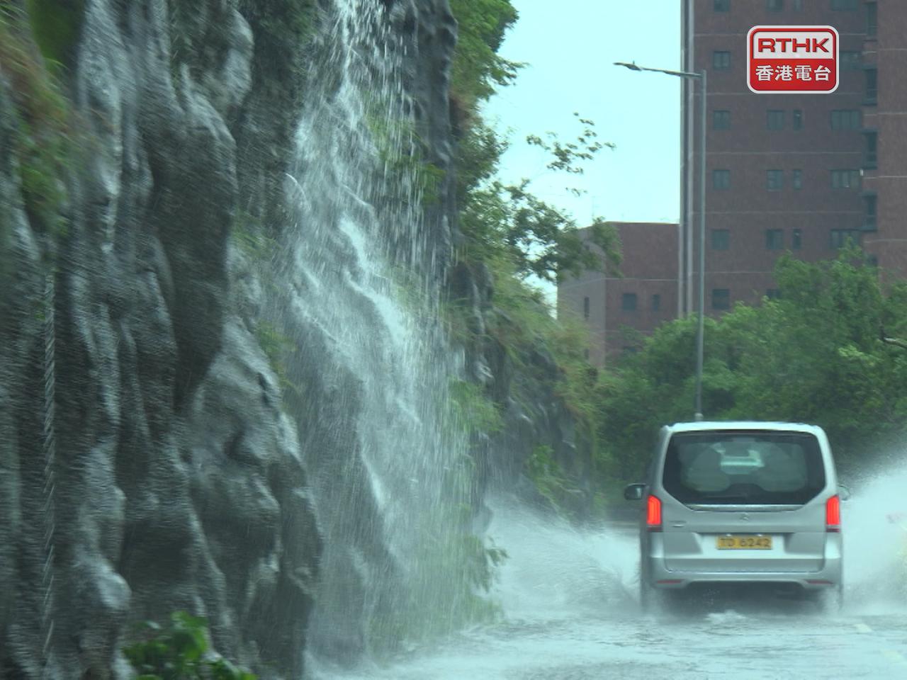 天文台指昨日由黃雨轉換至黑雨信號用了65分鐘，今次時間不算特別短。（港台圖片）