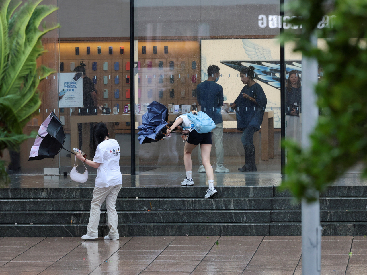 Heavy rain and strong winds caused by Co-May batter Shanghai. Photo: Reuters