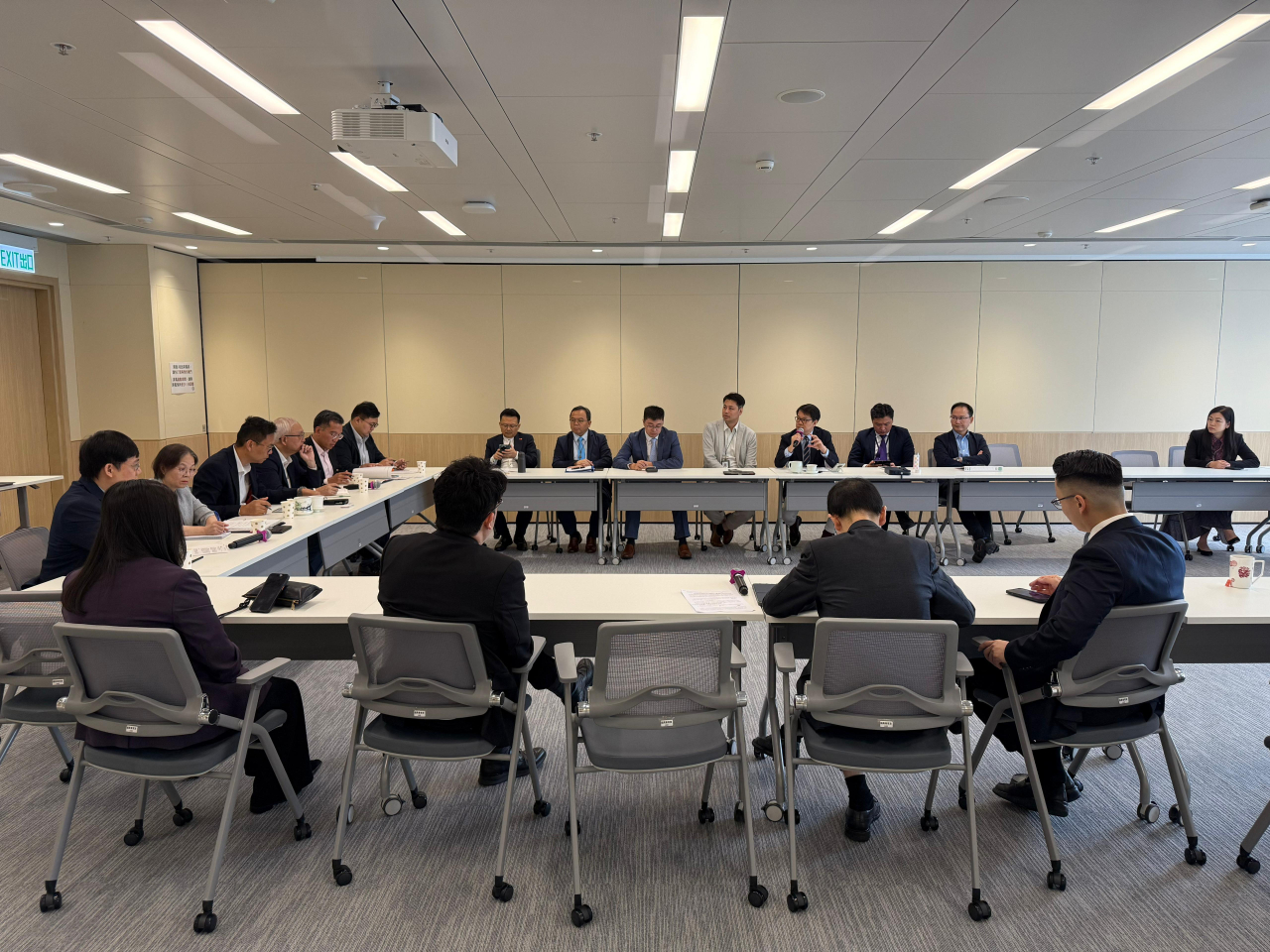民建聯多名立法會議員就基孔肯雅熱輸入風險，約見環境及生態局局長謝展寰等官員。（民建聯提供）