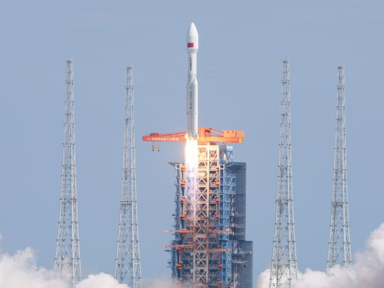 中國在海南商業航天發射場，使用長征八號甲運載火箭，將衛星互聯網低軌06組衛星發射升空。（新華社）