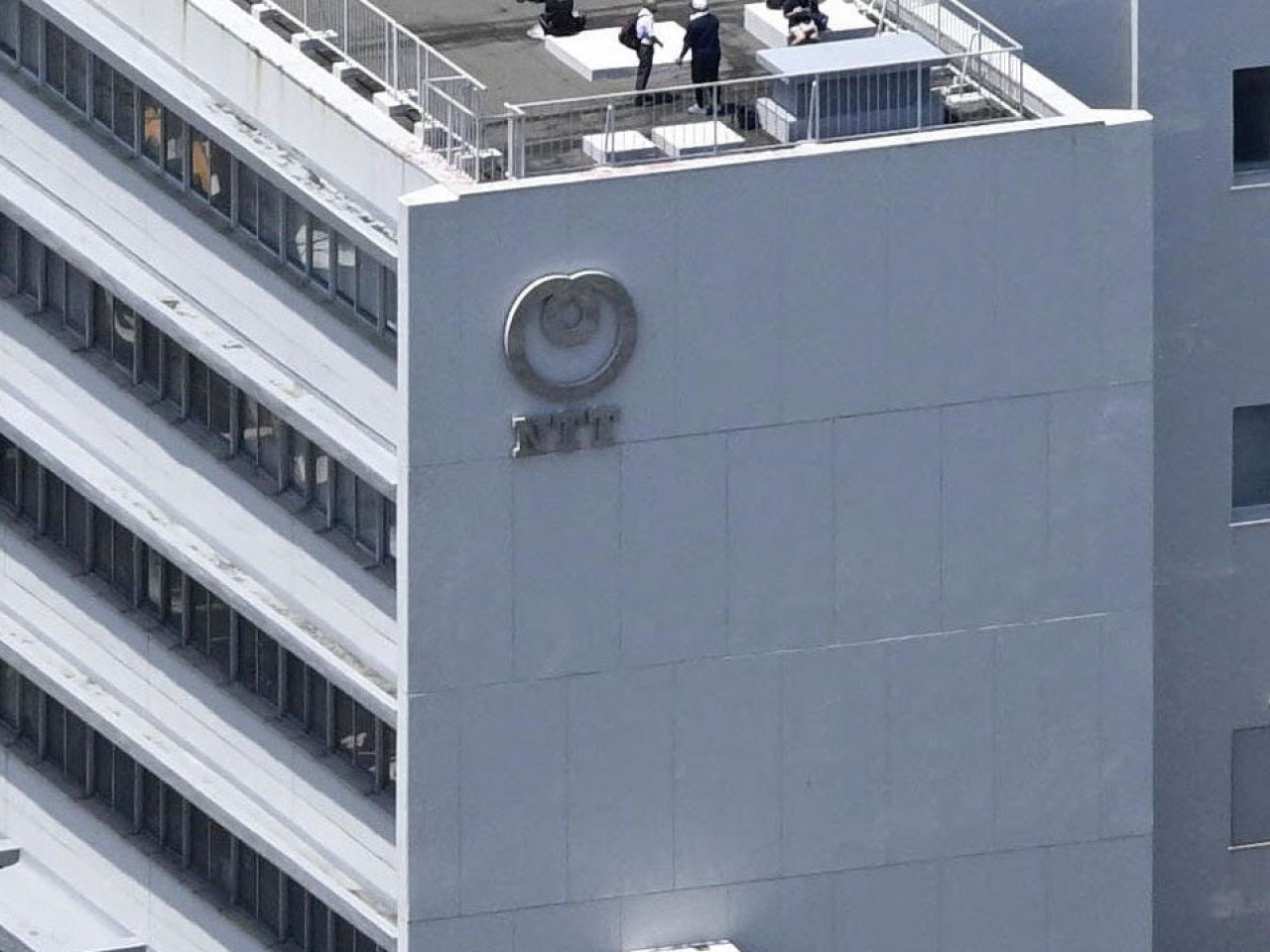 在日本和歌山縣，有民眾疏散到高處。（路透社）