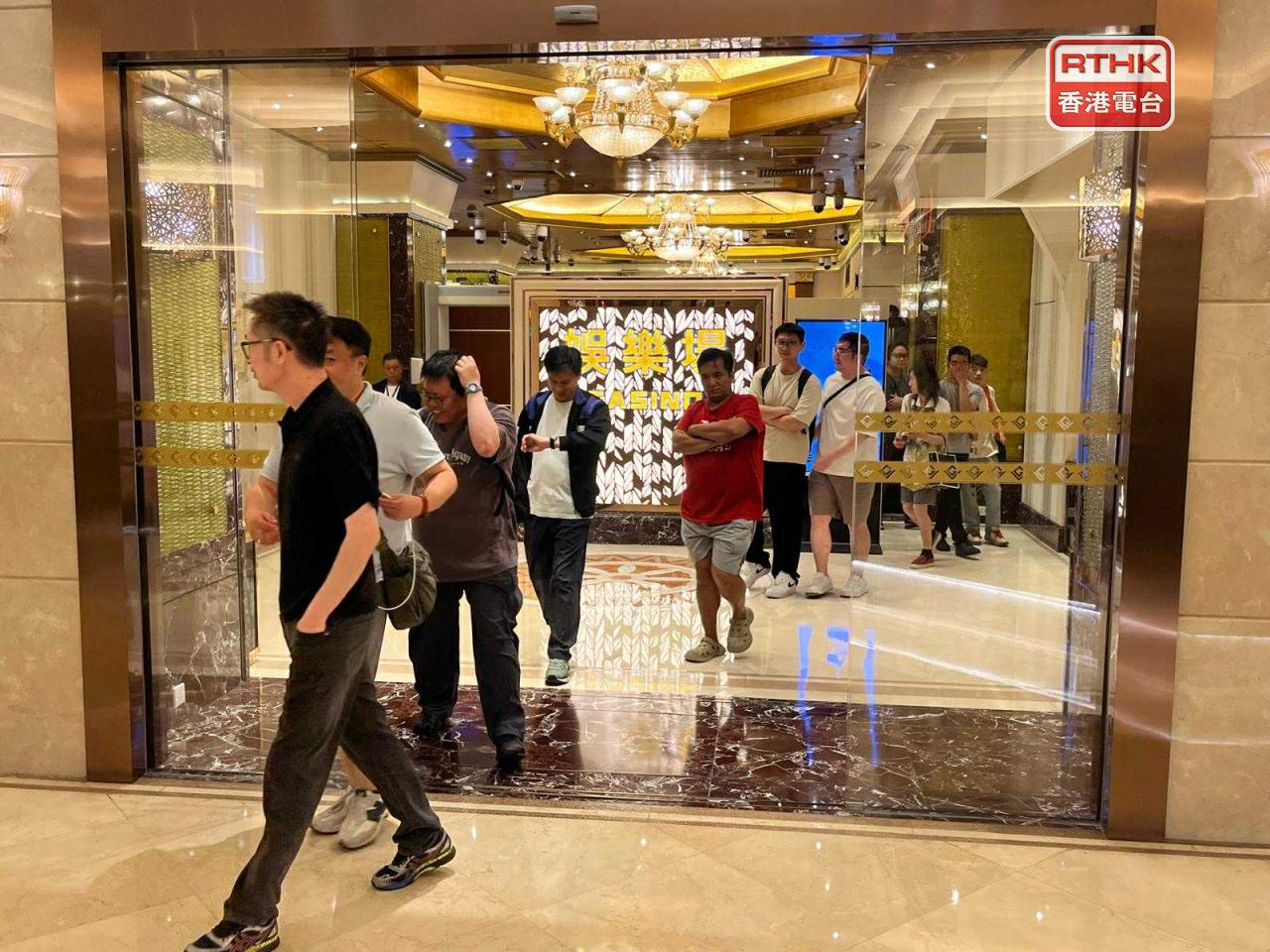 賭場結業前幾分鐘，職員安排場內最後一批賭客離開。（鄭月明攝）