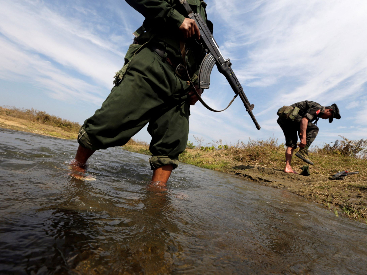 緬甸的反政府武裝「克欽獨立軍」早前宣稱成功控制北部的稀土礦區。圖為位處衝突前線的「克欽獨立軍」成員。(路透社資料圖片)