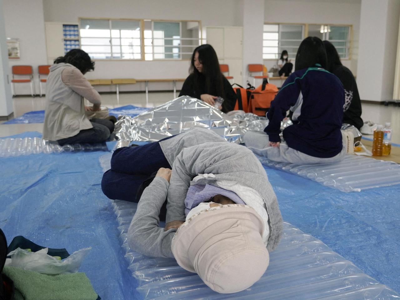 昨日海嘯警報生效期間，北海道釧路市有民眾到避難所暫避。（路透社資料圖片）