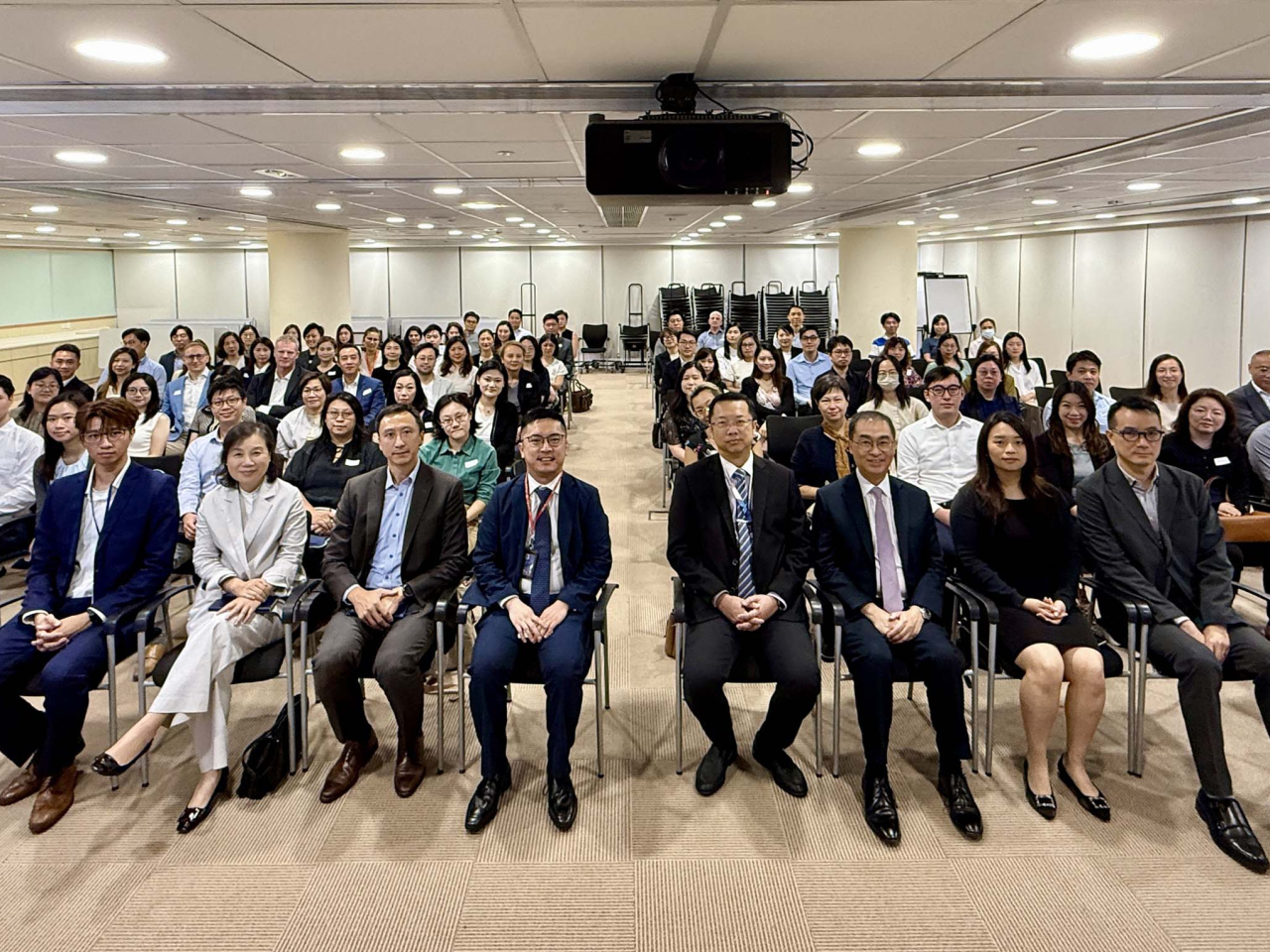 醫管局與粵港澳大灣區國際臨床試驗所及香港醫藥業界代表舉行分享會。（政府新聞處）