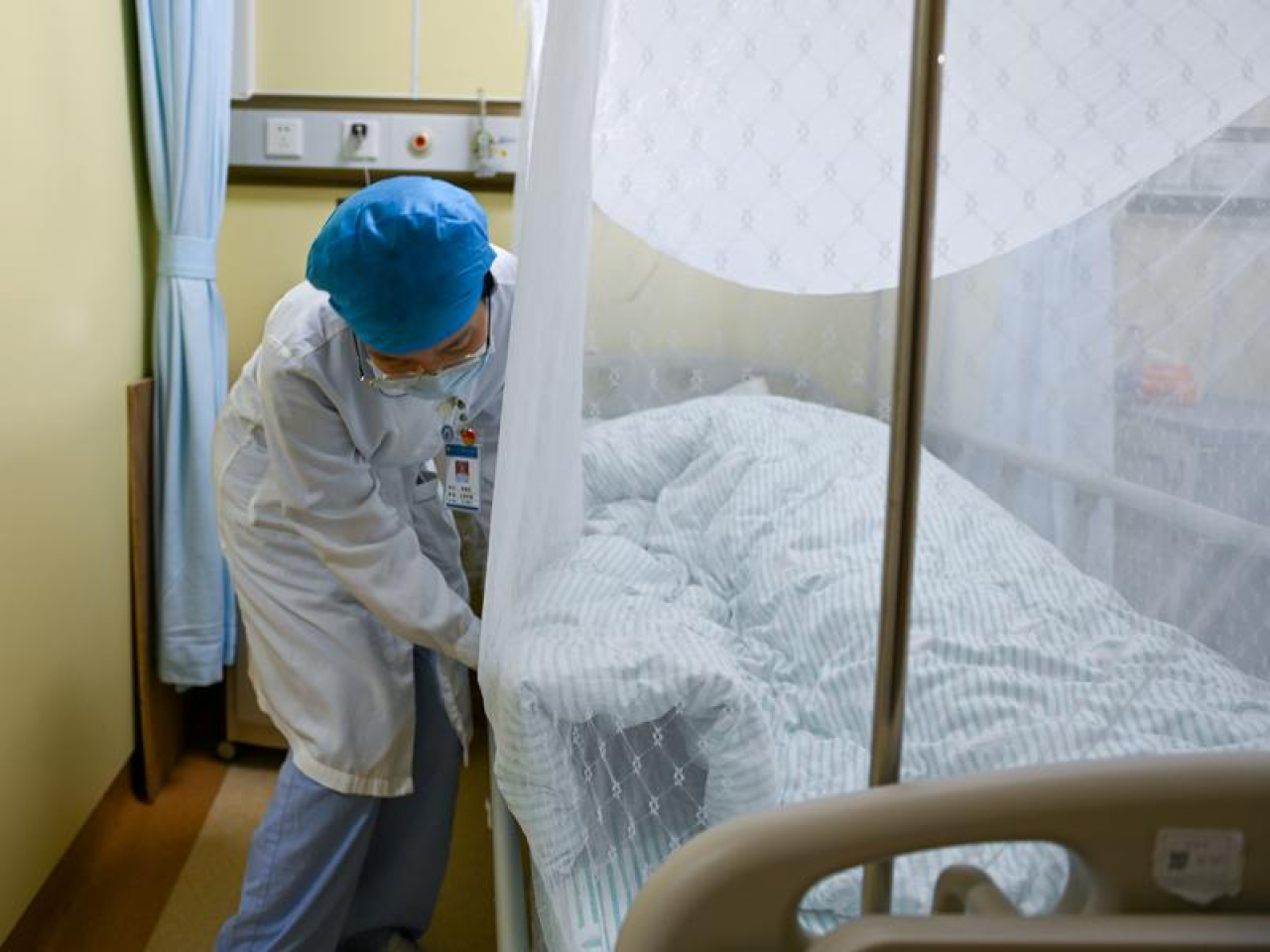 在廣東佛山，醫院護士為基孔肯雅熱感染患者整理床舖蚊帳。（新華社資料圖片）