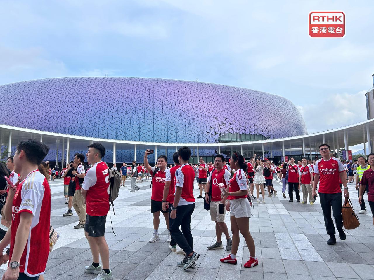 下午已經有不少阿仙奴球迷等候入場。（林漢山攝）